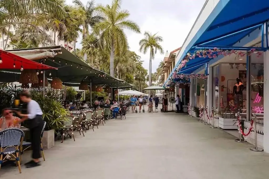 Designer House Steps From Stores * Miami