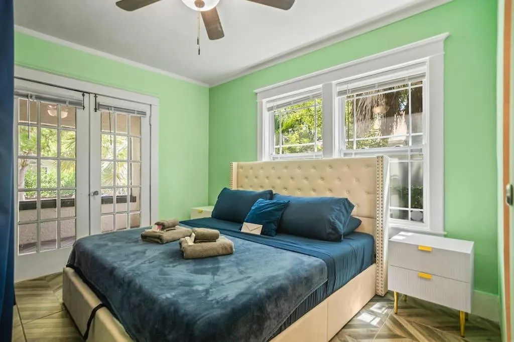 Designer House Steps From Stores * Miami