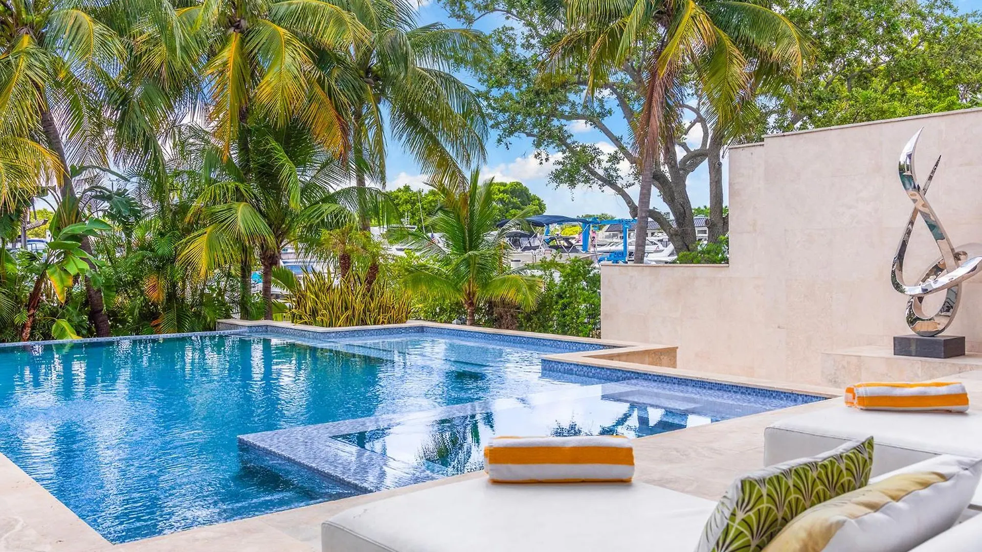 Waterfront 6 Bedrooms Sleeps 14 People