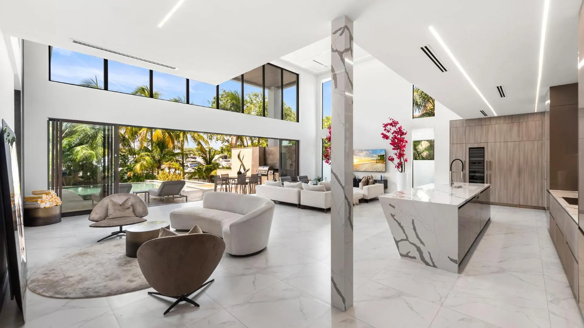 Villa Waterfront 6 Bedrooms Sleeps 14 People