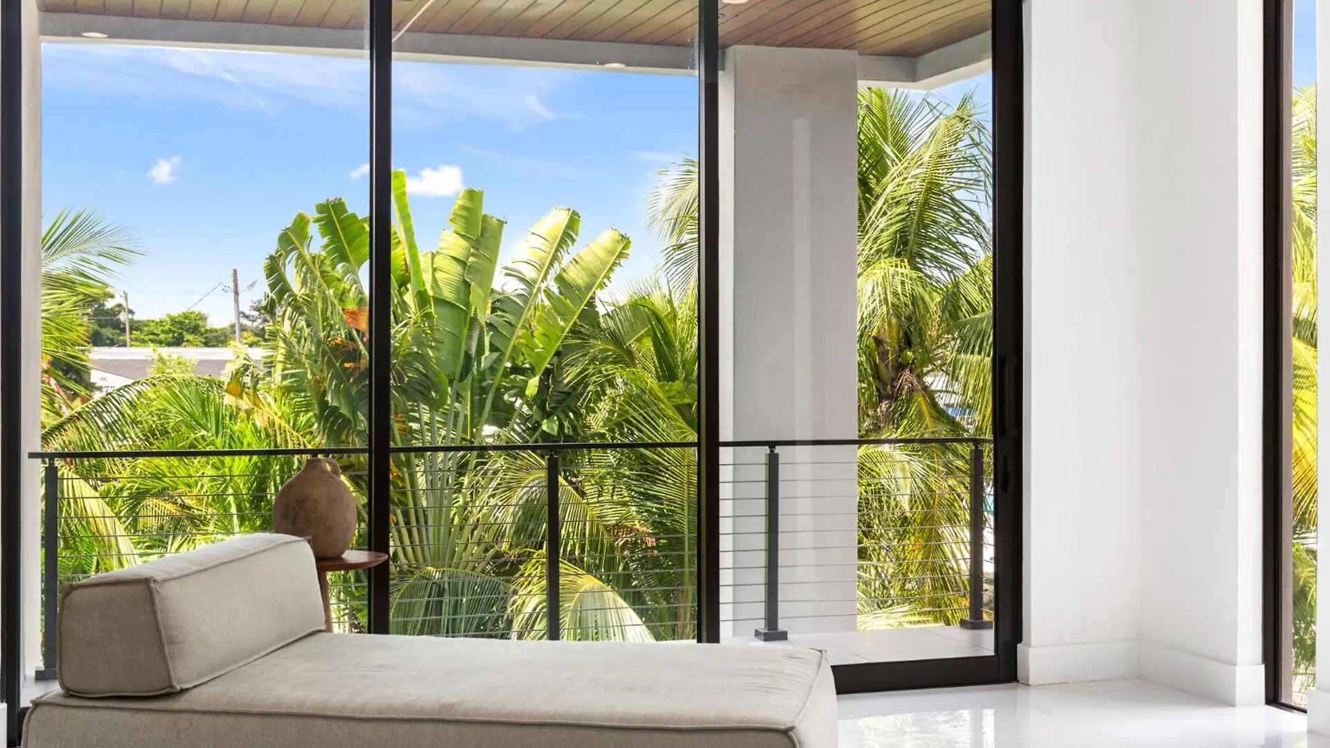Villa Waterfront 6 Bedrooms Sleeps 14 People *