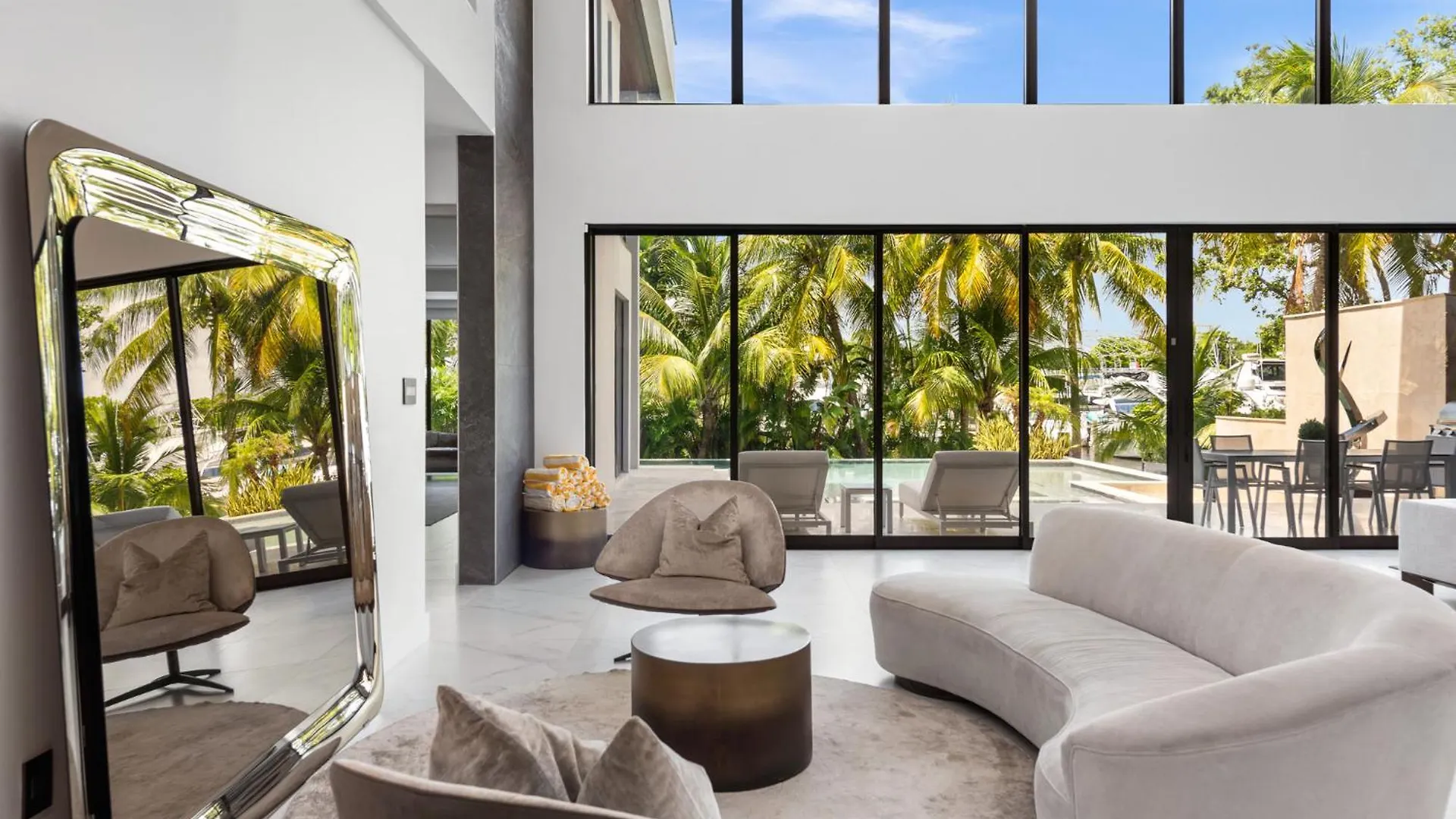 Villa Waterfront 6 Bedrooms Sleeps 14 People *