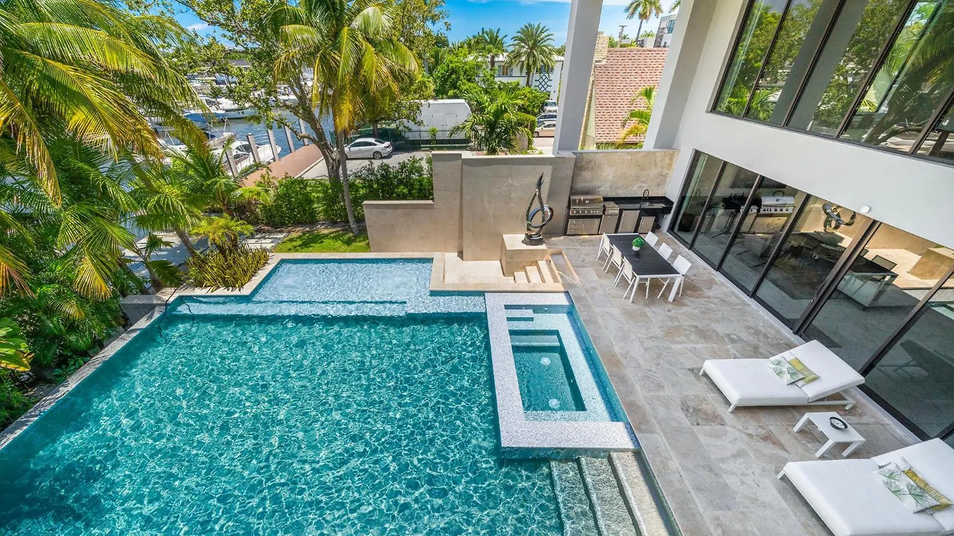Waterfront 6 Bedrooms Sleeps 14 People Villa