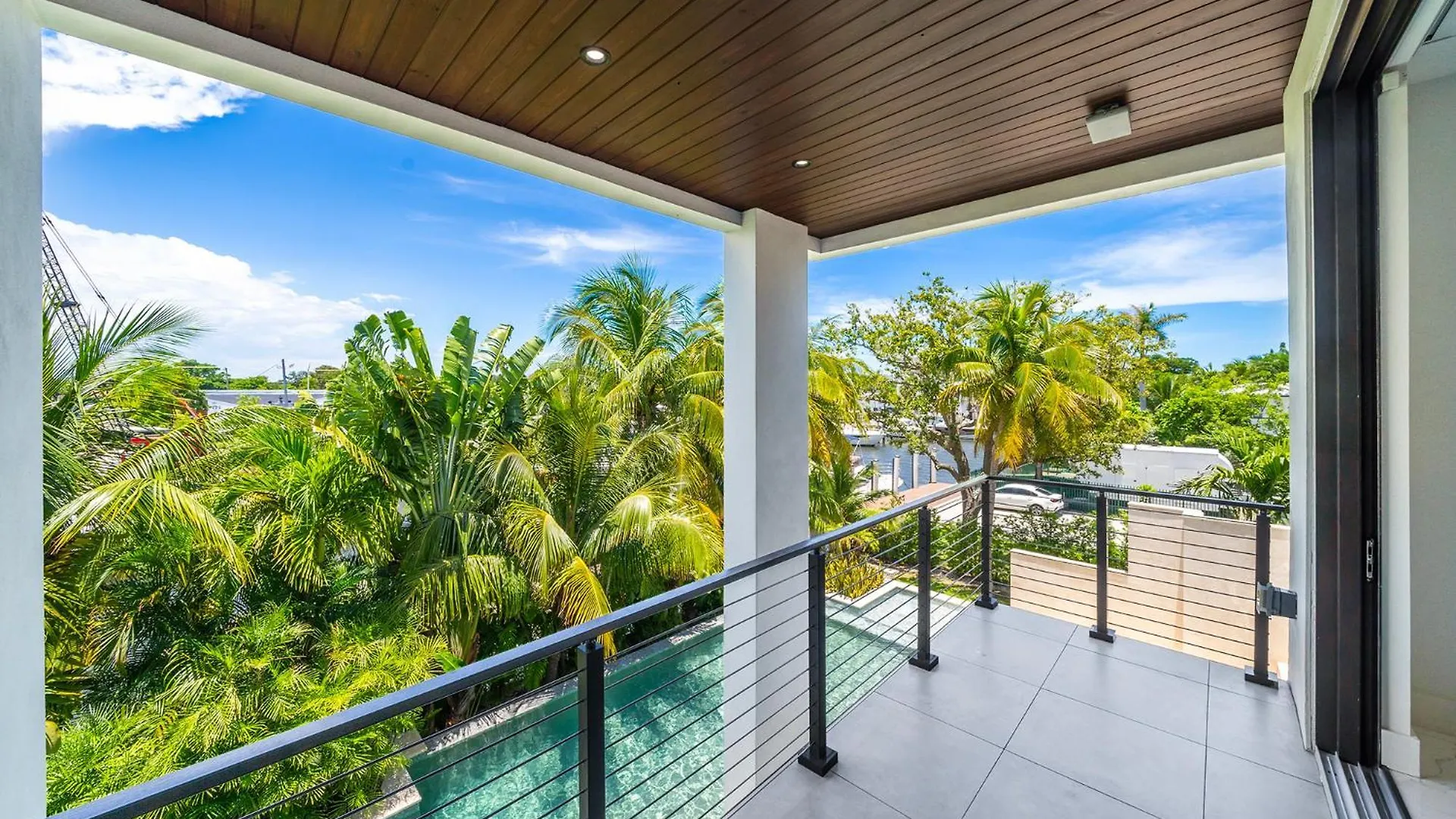 Waterfront 6 Bedrooms Sleeps 14 People Villa
