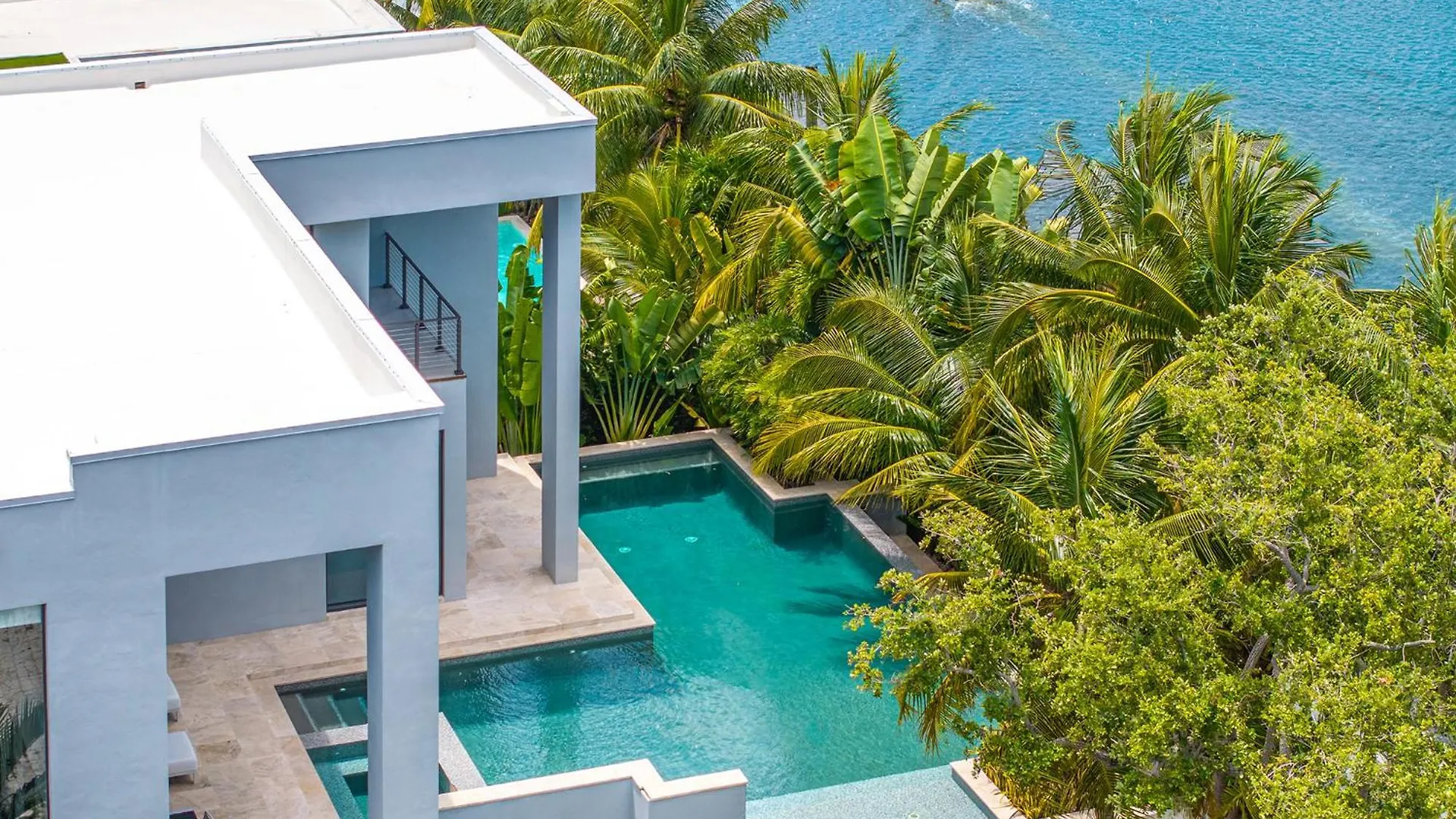 Villa Waterfront 6 Bedrooms Sleeps 14 People