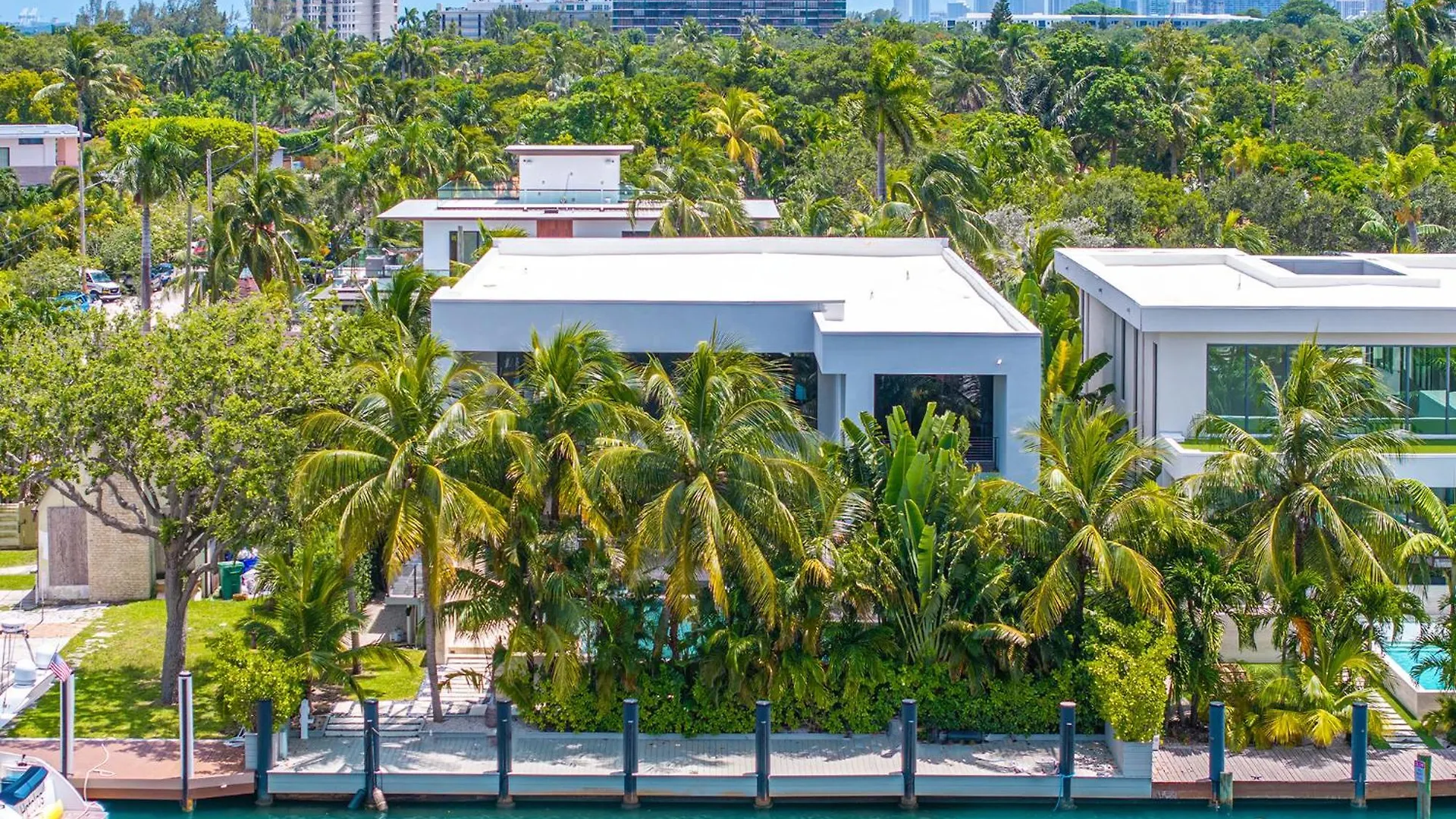 Waterfront 6 Bedrooms Sleeps 14 People Villa