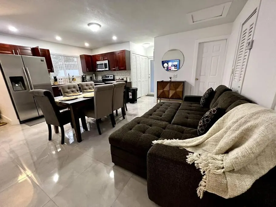 Comfortable House Near Downtown & Airport Holiday home *