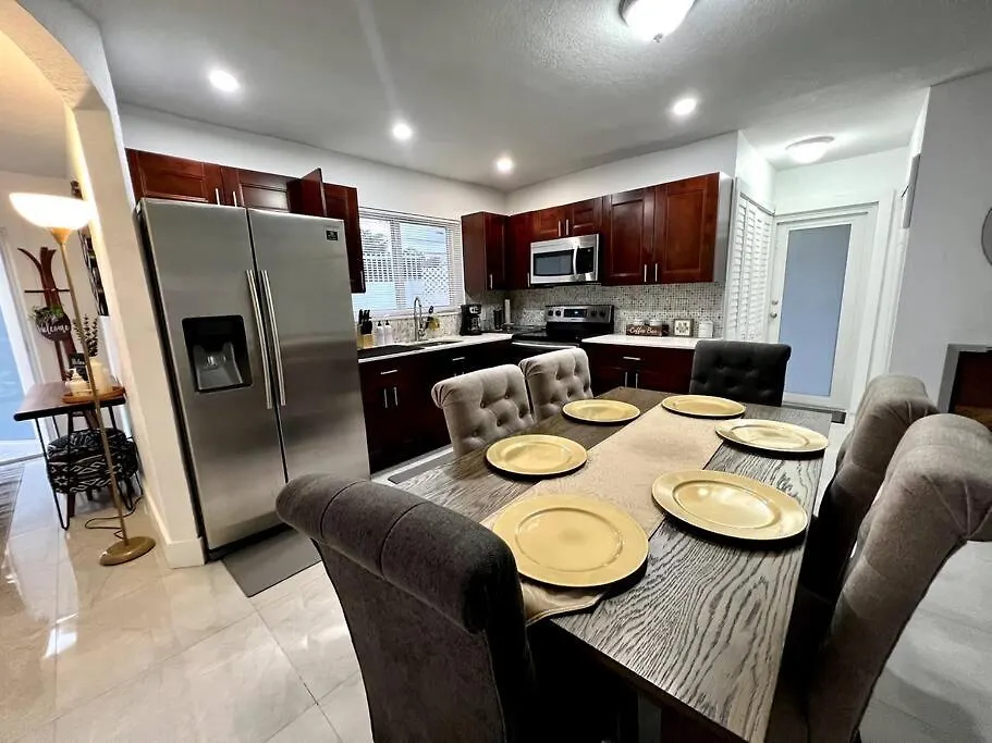 Comfortable House Near Downtown & Airport Holiday home *