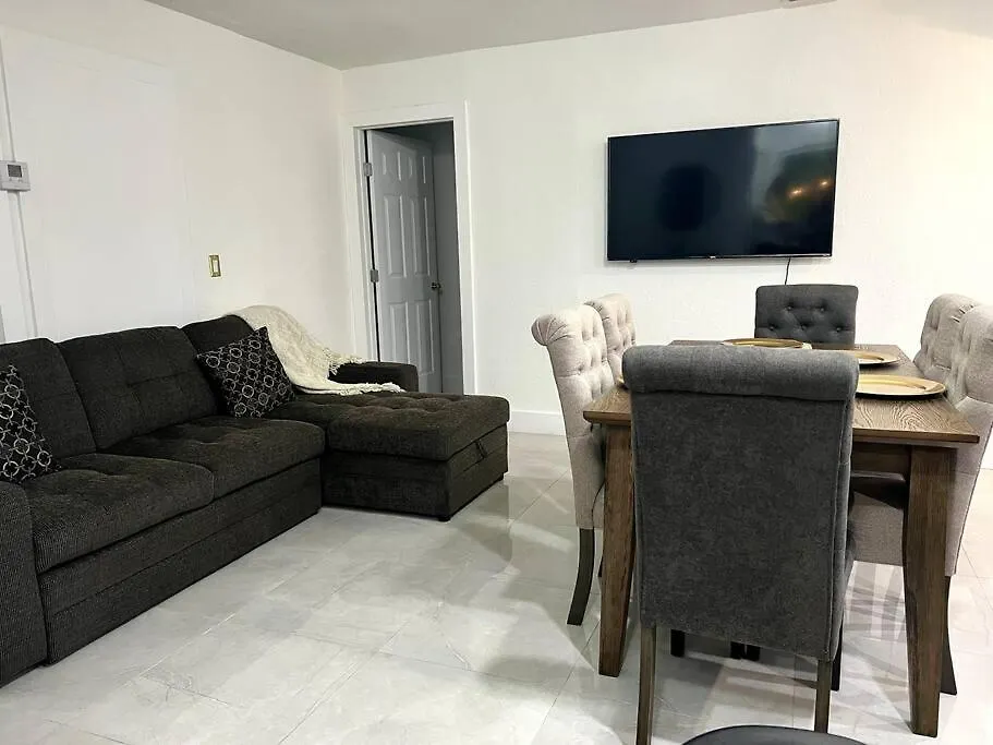 Comfortable House Near Downtown & Airport *