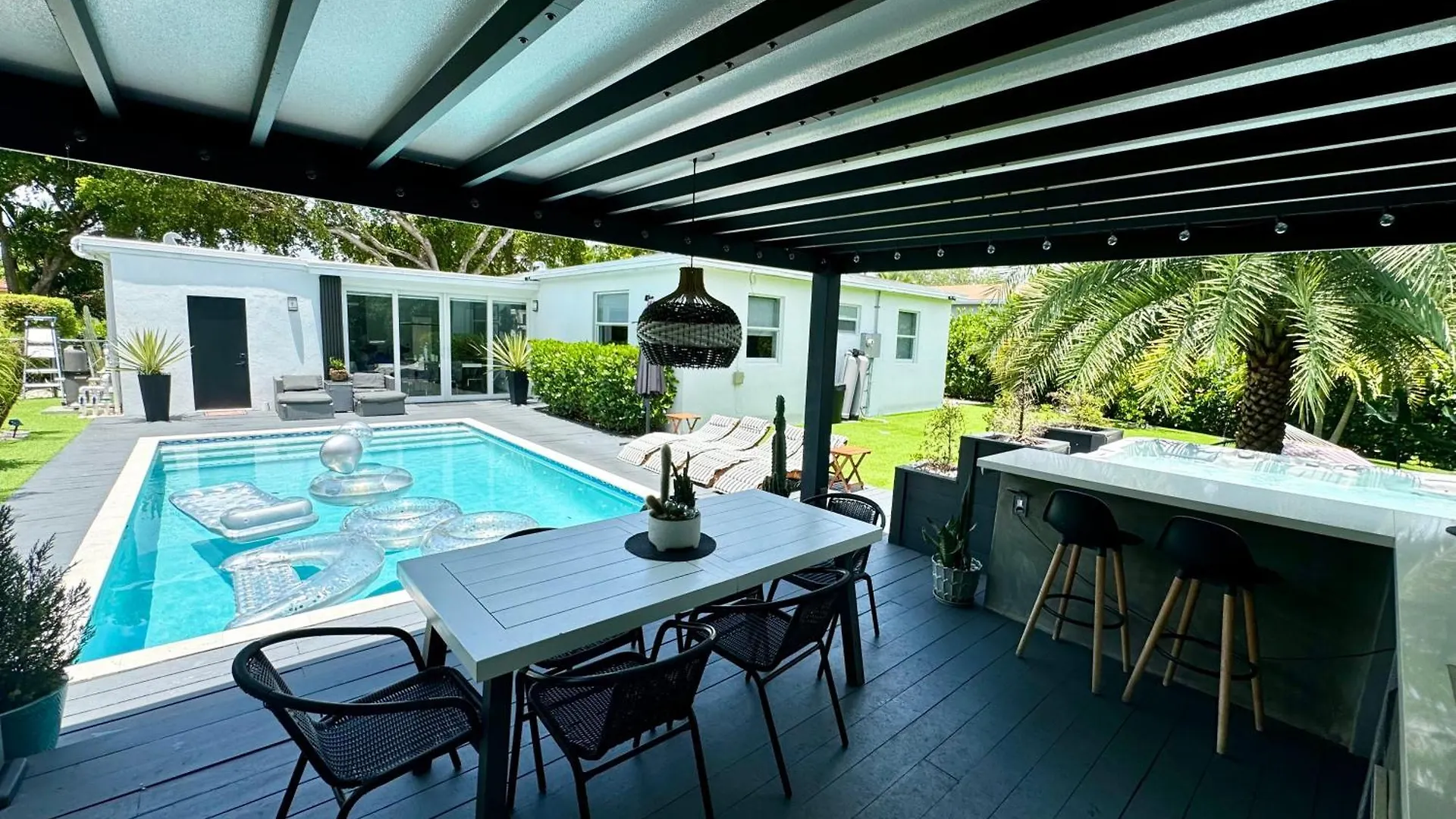Pura Vida Villa *