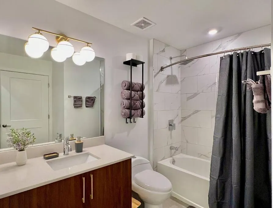 Downtown King Bed, Luxe Condo, Free Parking Apartmán *