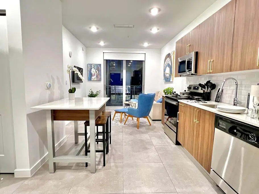 Downtown King Bed, Luxe Condo, Free Parking Apartmán *