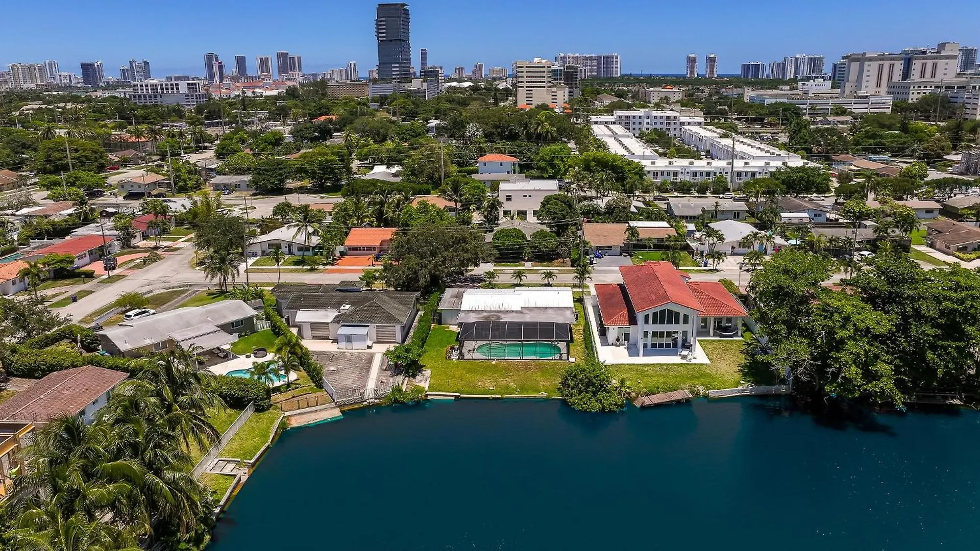 Waterfront Pool & Amazing Location - Wow Holiday home