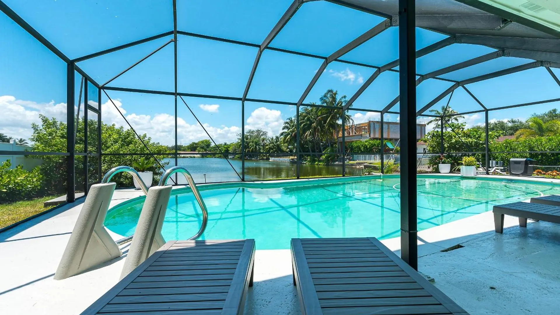 Waterfront Pool & Amazing Location - Wow Holiday home