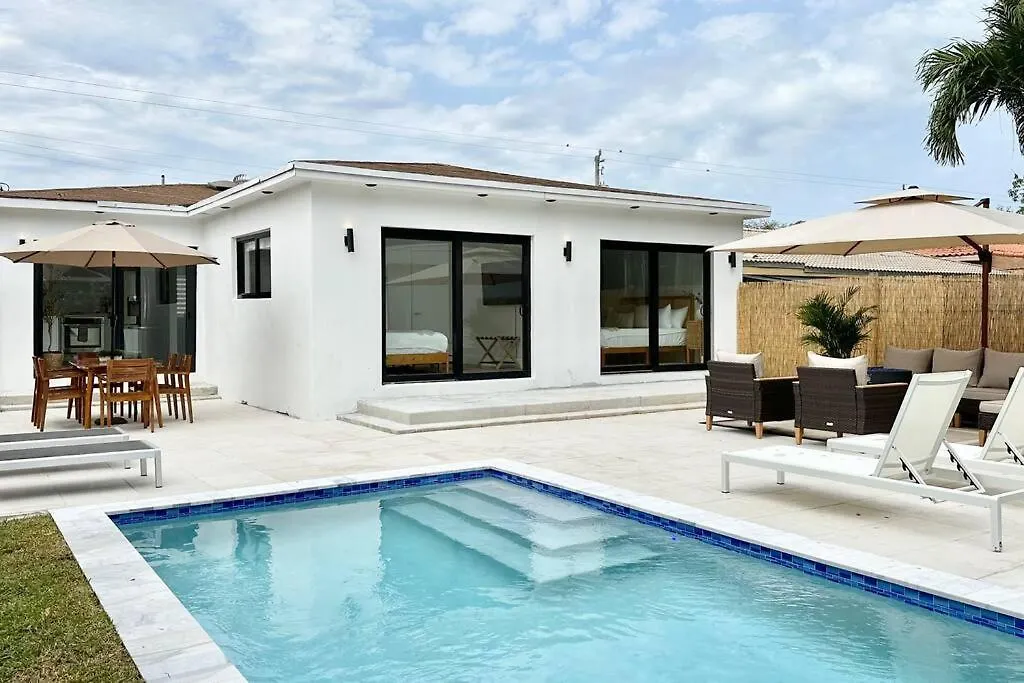 Pool Sleeps 8 Mins To Calle 8 Sobe Brickell Holiday home