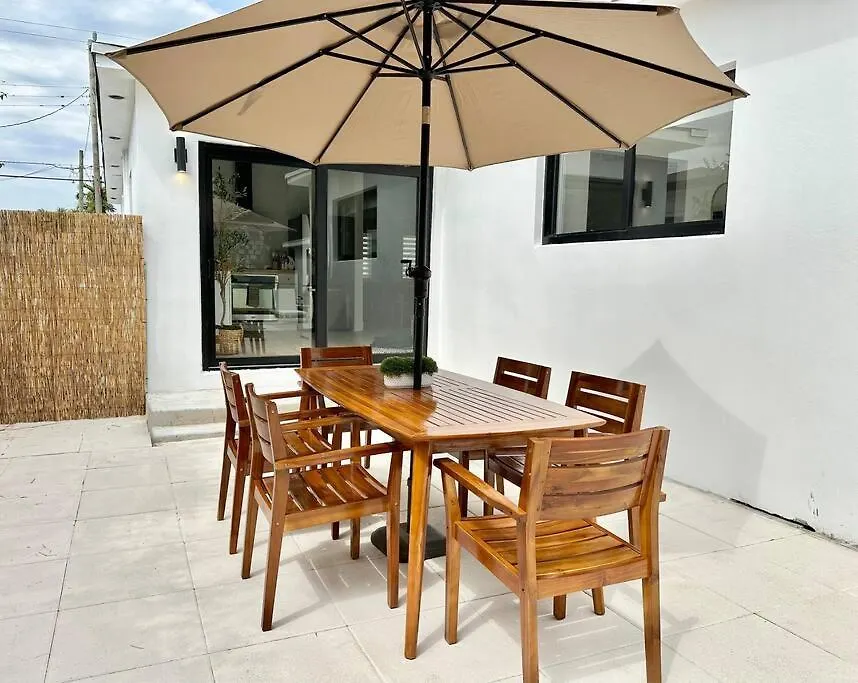Pool Sleeps 8 Mins To Calle 8 Sobe Brickell Holiday home *