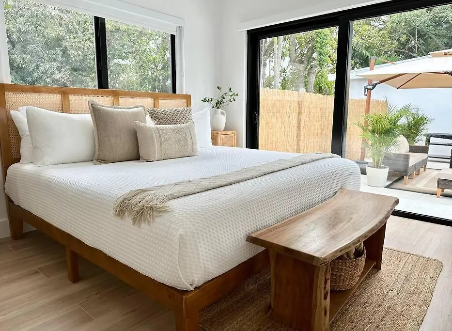Pool Sleeps 8 Mins To Calle 8 Sobe Brickell Holiday home Miami