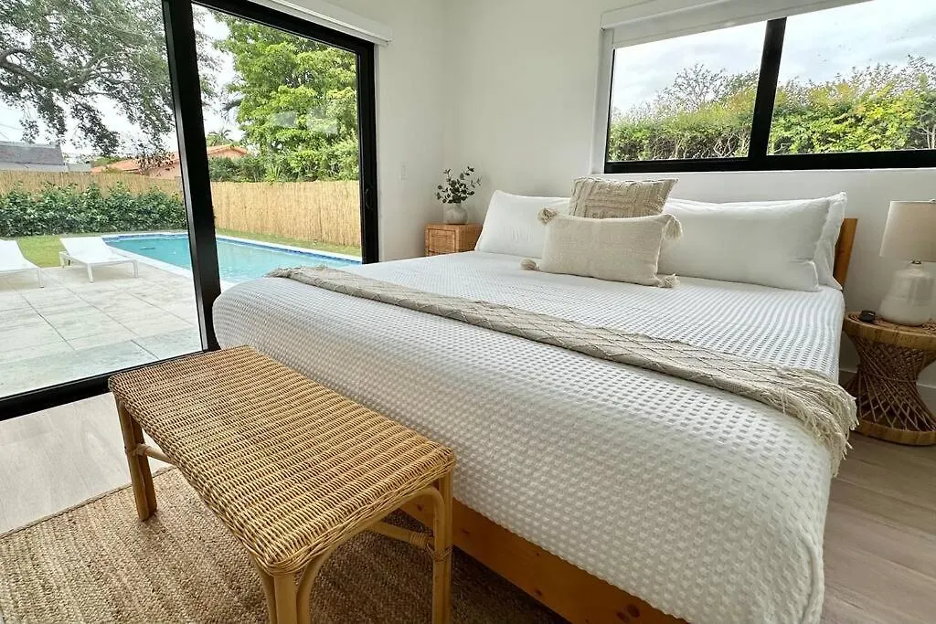 Pool Sleeps 8 Mins To Calle 8 Sobe Brickell Holiday home