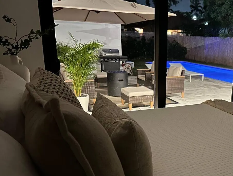 Pool Sleeps 8 Mins To Calle 8 Sobe Brickell Holiday home Miami