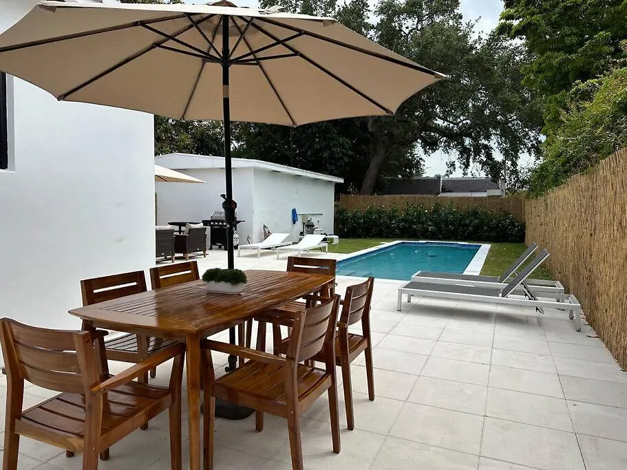 Pool Sleeps 8 Mins To Calle 8 Sobe Brickell Holiday home *