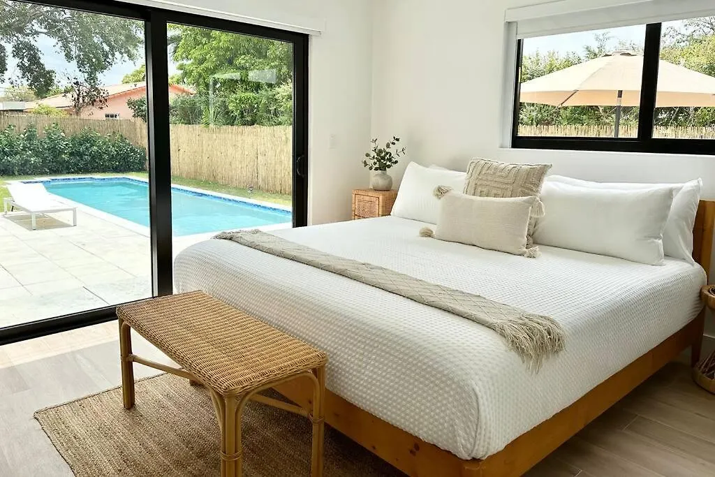 Pool Sleeps 8 Mins To Calle 8 Sobe Brickell Holiday home