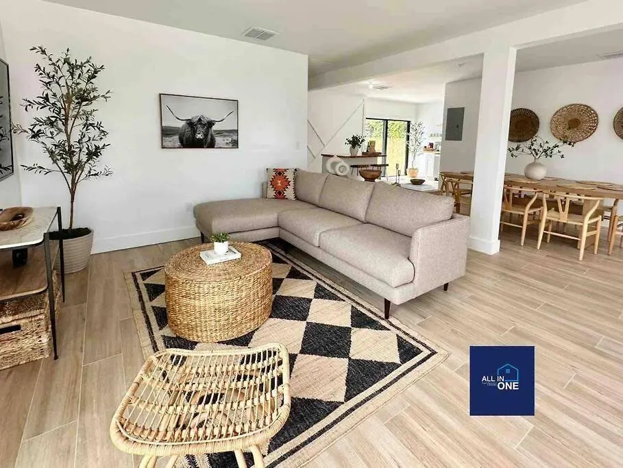 Pool Sleeps 8 Mins To Calle 8 Sobe Brickell Holiday home Miami