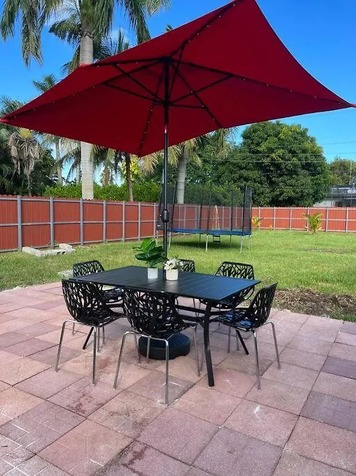 Stylish 3-bed, 2-bath Near Downtown Holiday home *