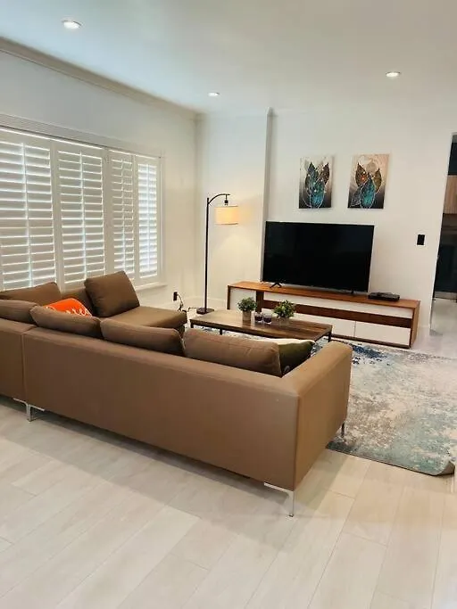 Stylish 3-bed, 2-bath Near Downtown