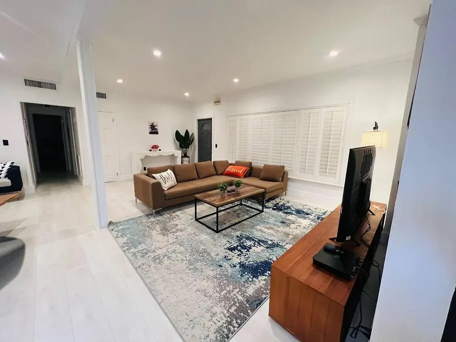 Stylish 3-bed, 2-bath Near Downtown Holiday home *