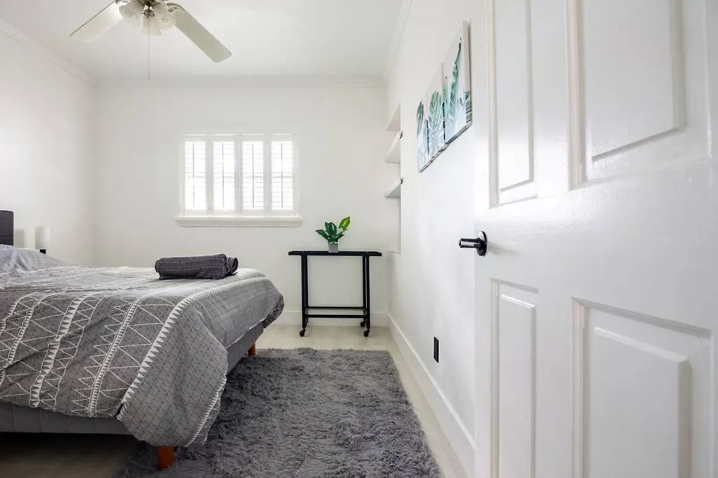 Stylish 3-bed, 2-bath Near Downtown *