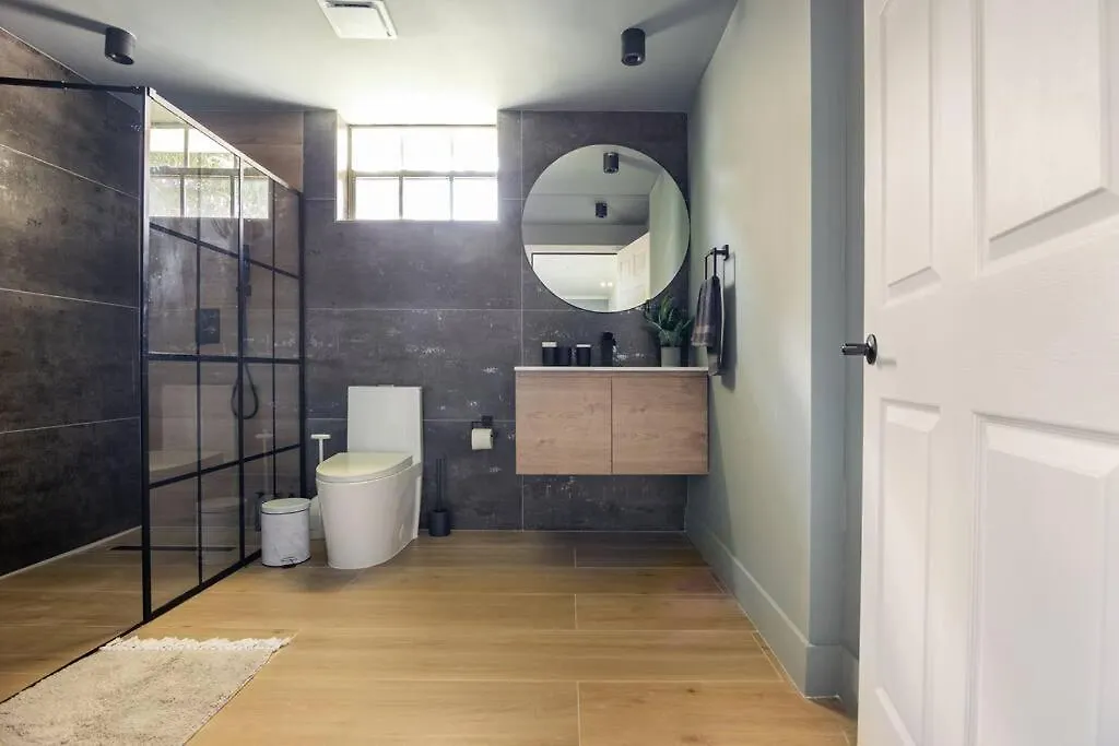 Stylish 3-bed, 2-bath Near Downtown