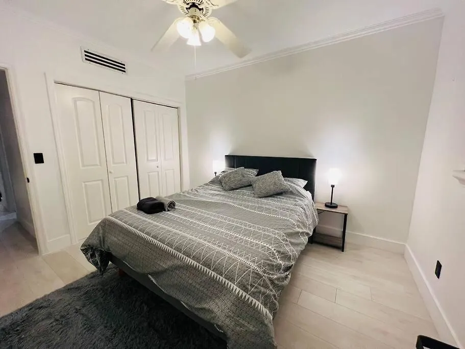 Stylish 3-bed, 2-bath Near Downtown Holiday home *