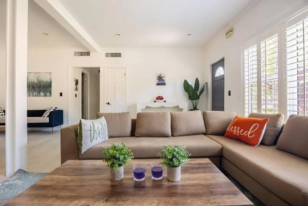 Stylish 3-bed, 2-bath Near Downtown
