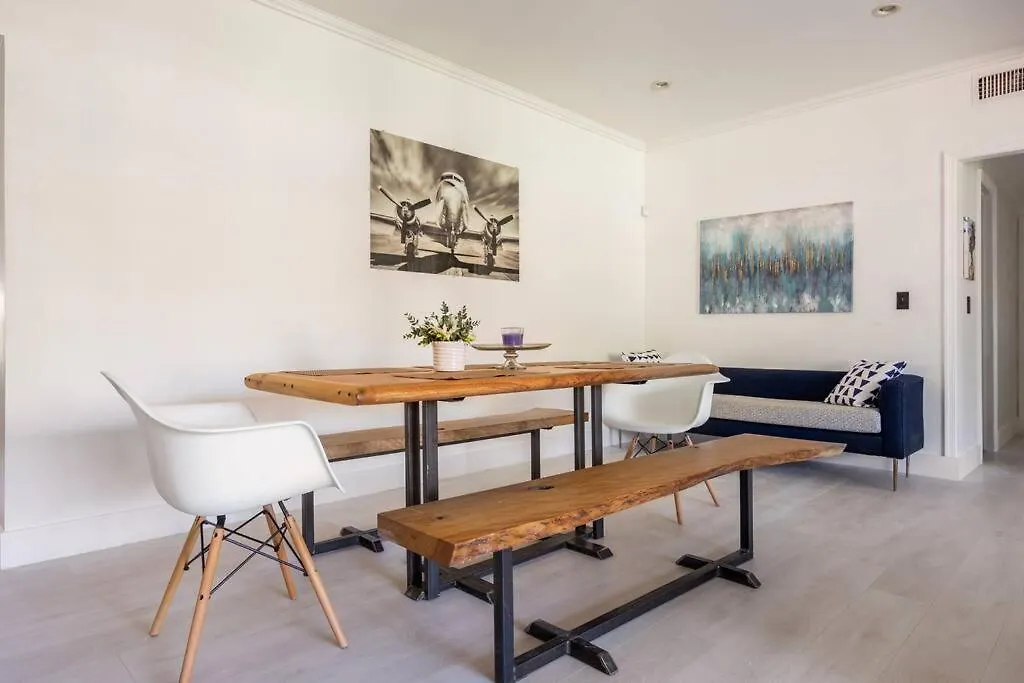 Stylish 3-bed, 2-bath Near Downtown Holiday home