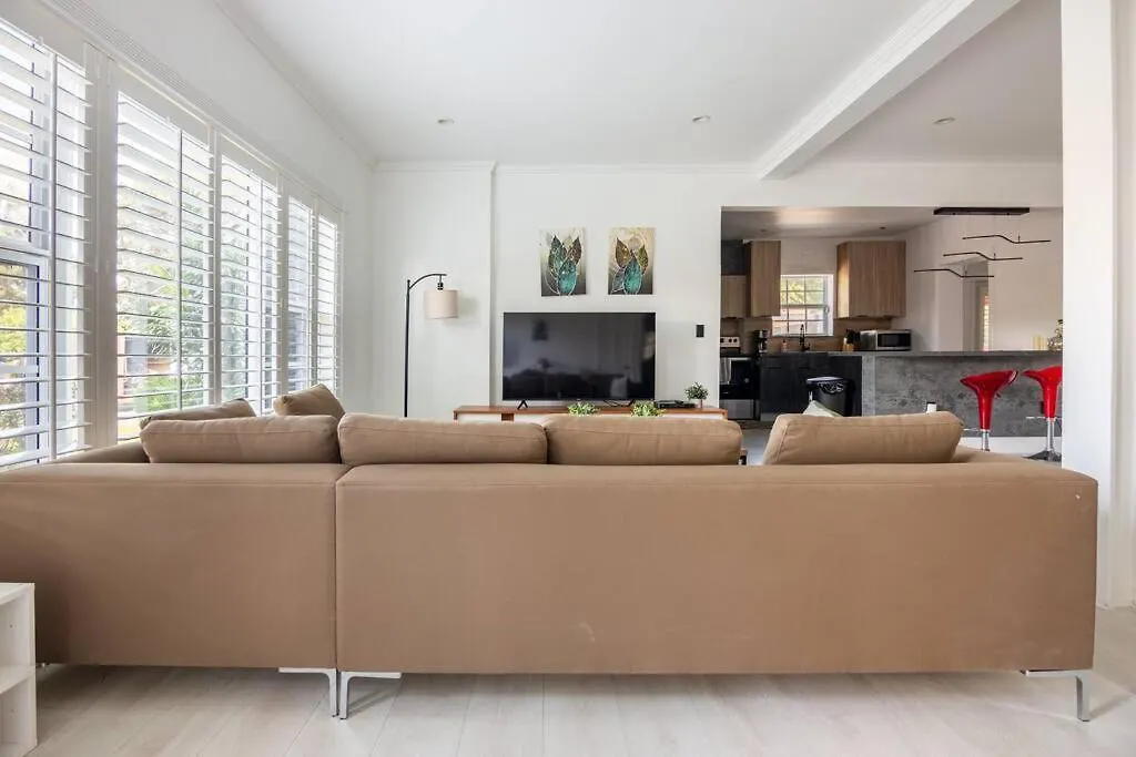 Stylish 3-bed, 2-bath Near Downtown Holiday home *