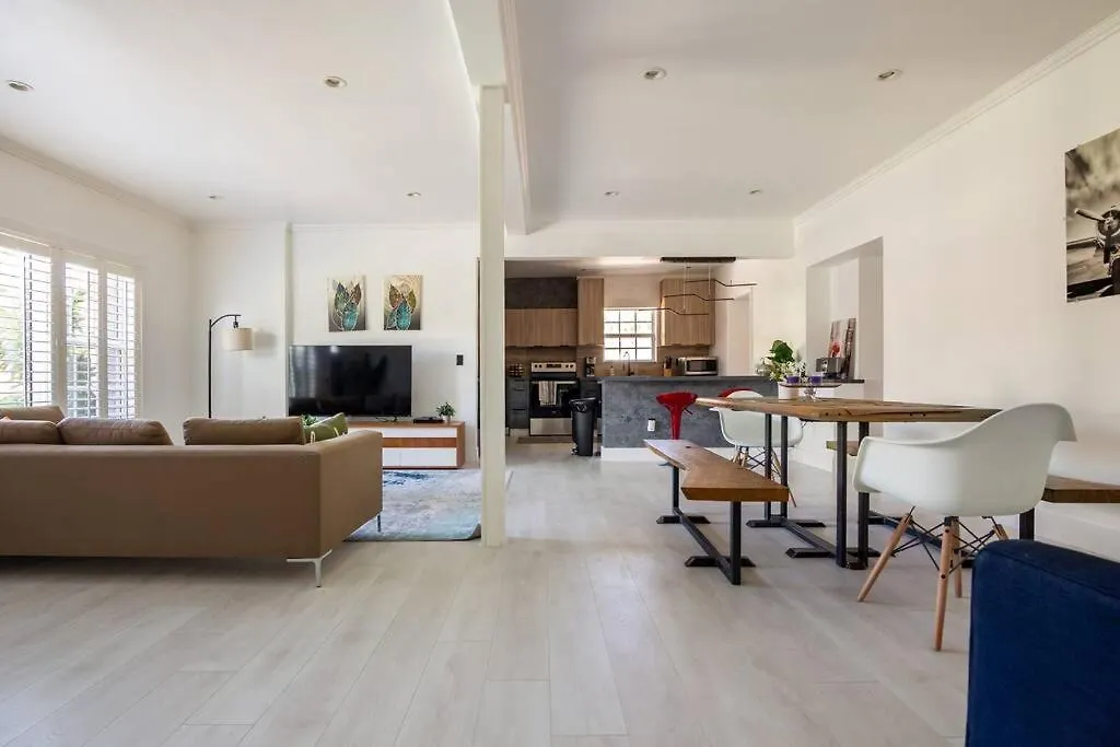 Stylish 3-bed, 2-bath Near Downtown Holiday home *