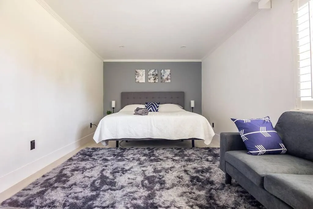 Stylish 3-bed, 2-bath Near Downtown Holiday home
