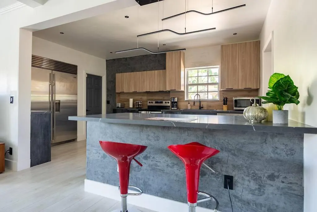 Stylish 3-bed, 2-bath Near Downtown *