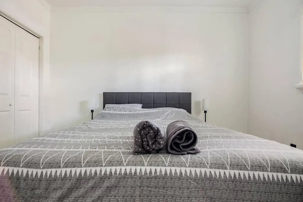 Stylish 3-bed, 2-bath Near Downtown Holiday home *