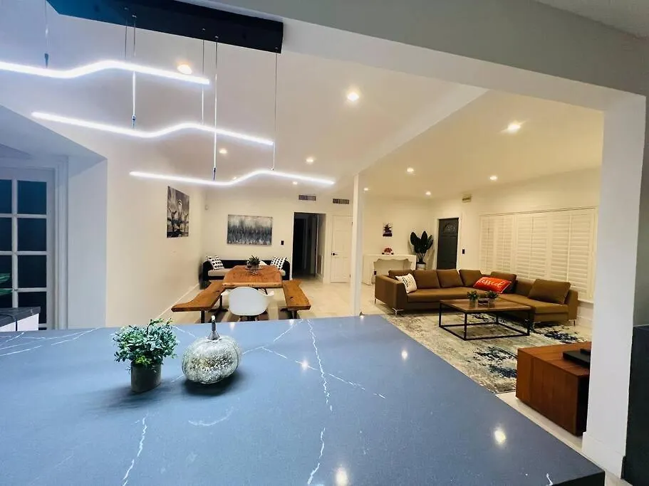 Stylish 3-bed, 2-bath Near Downtown *
