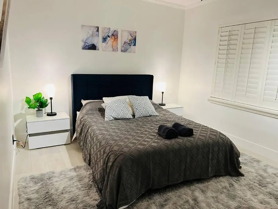 Stylish 3-bed, 2-bath Near Downtown