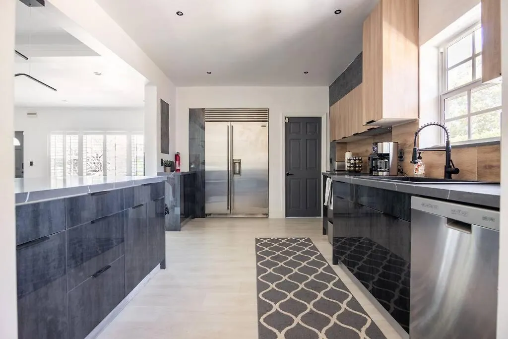 Stylish 3-bed, 2-bath Near Downtown Holiday home Miami
