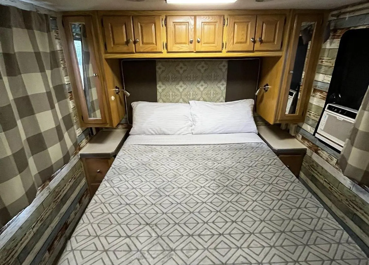 Remodeled And Comfortable Rv - Free Parking Campsite *