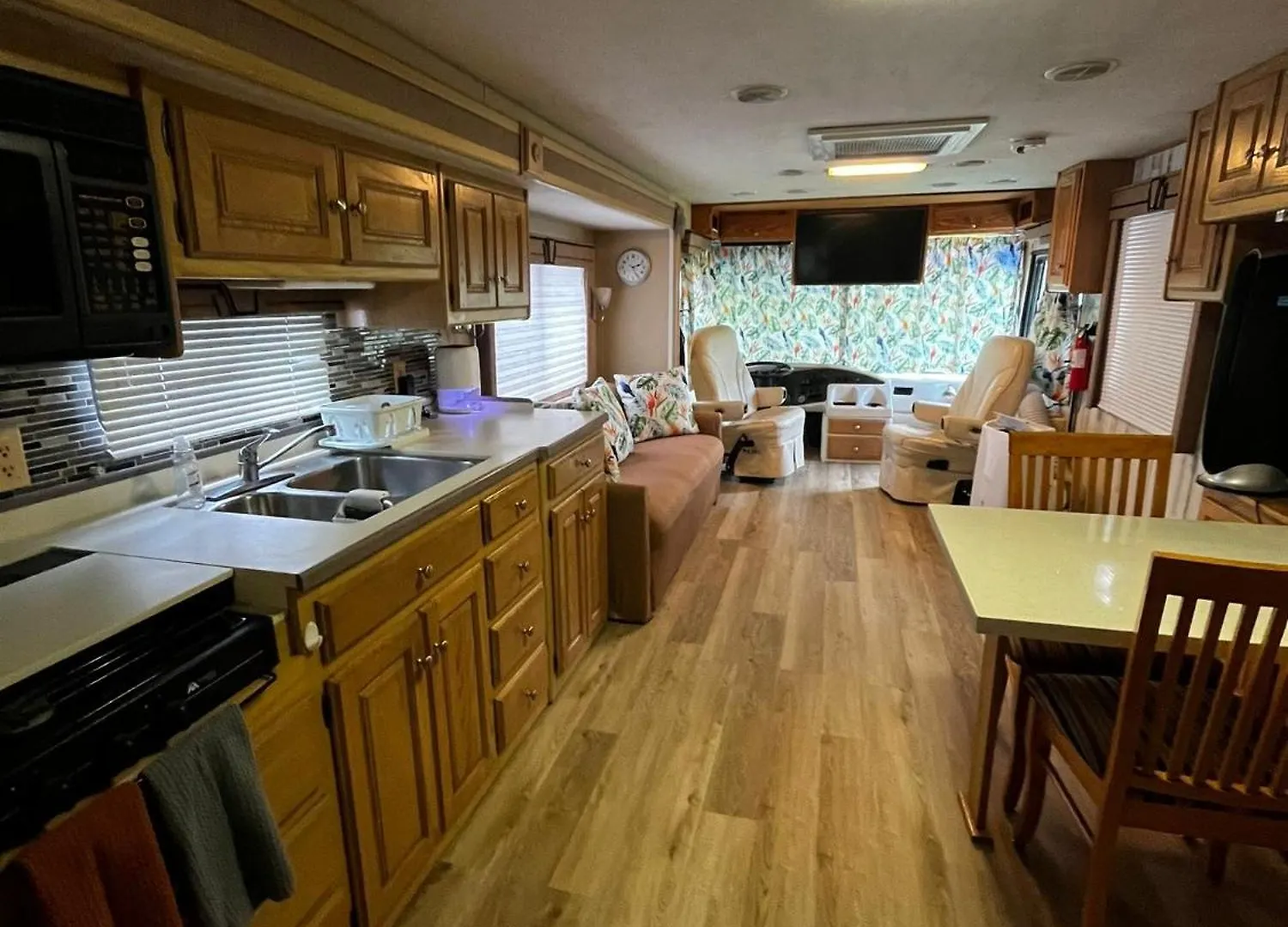 Remodeled And Comfortable Rv - Free Parking Campsite *