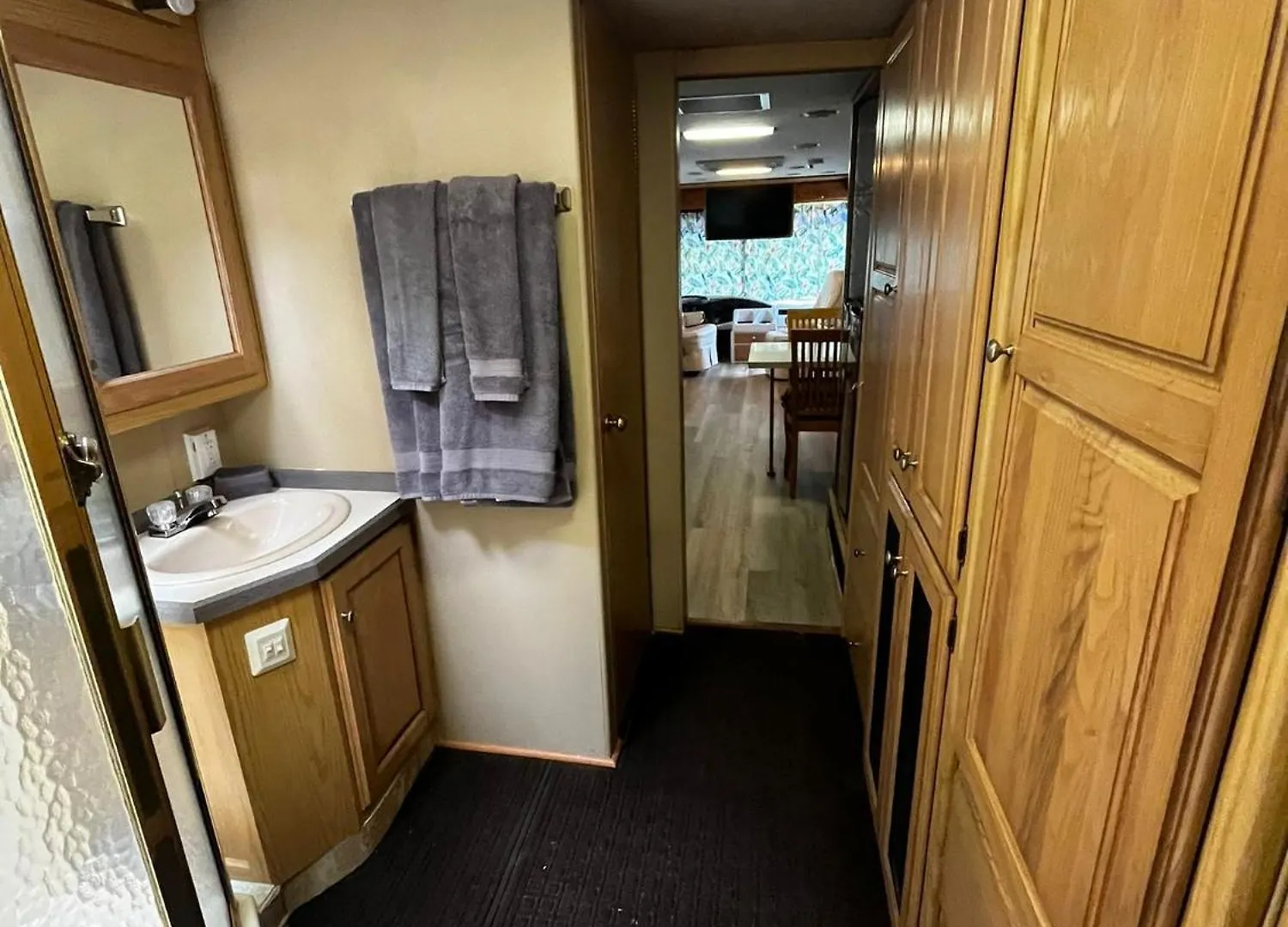 Remodeled And Comfortable Rv - Free Parking