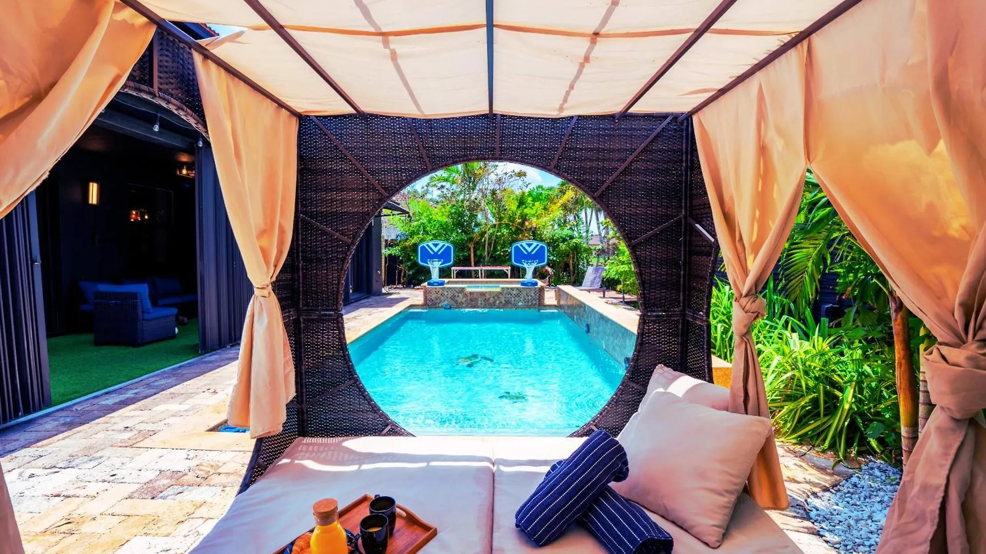 Villa Avatar Luxe 5br W Cinema, Pool, Game & Bbq Miami