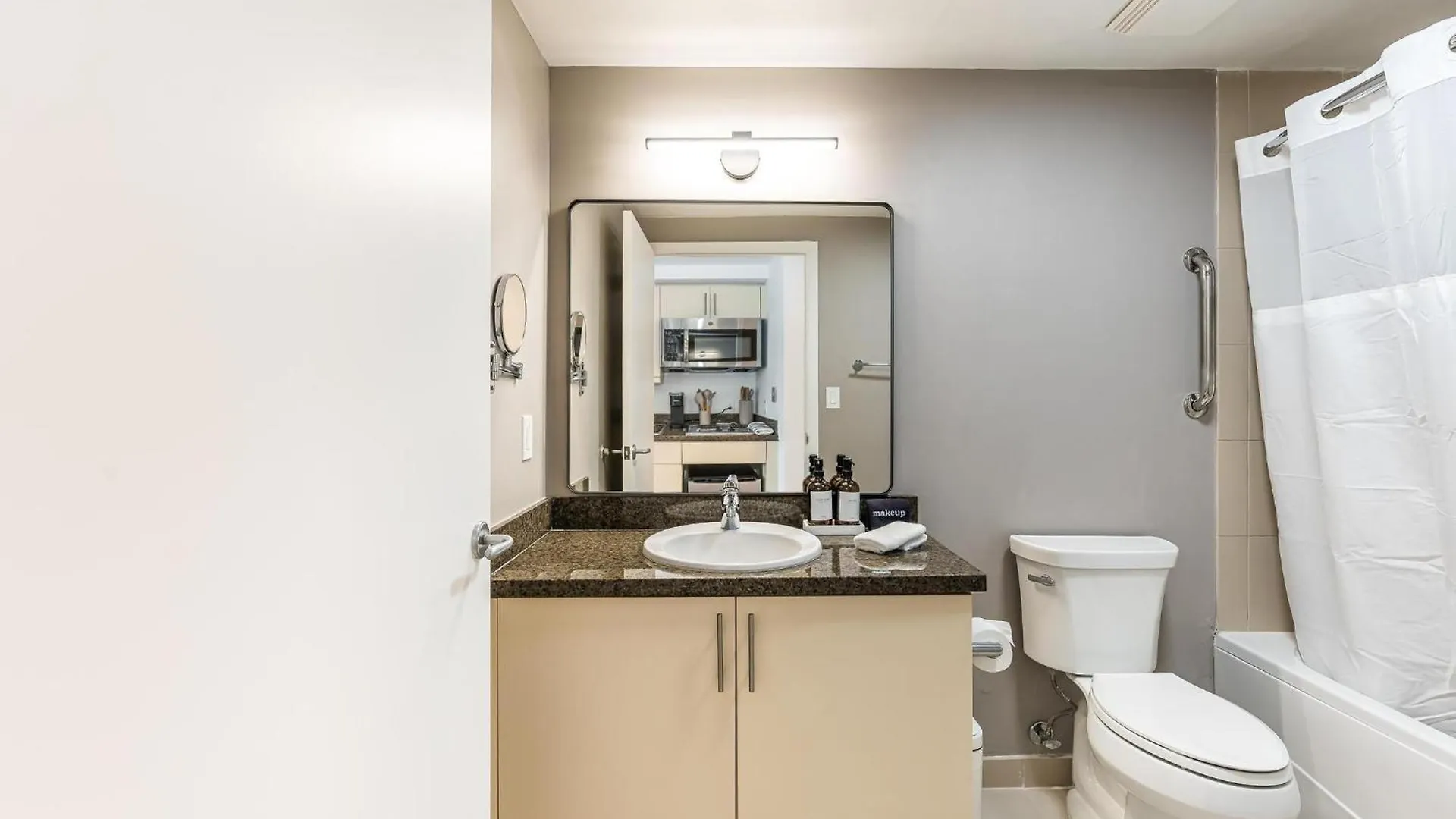 Renovated Coconut Grove Includes Parking Miami