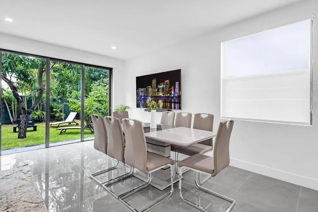 Paraiso House 10 Ppl 3 Mins Walk Douglas Park Holiday home