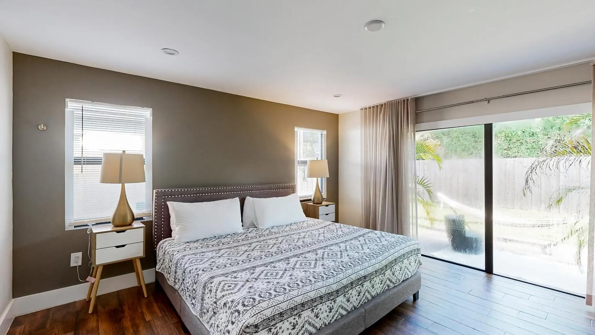 Mid-century Modern Oasis מיאמי