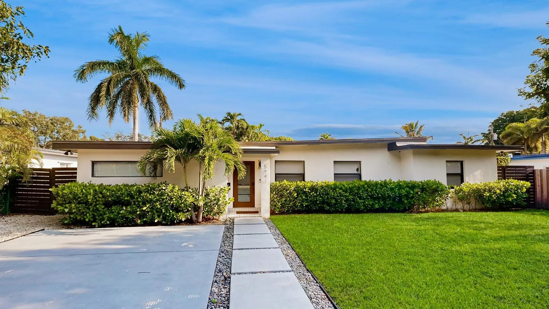 Mid-century Modern Oasis בית נופש *